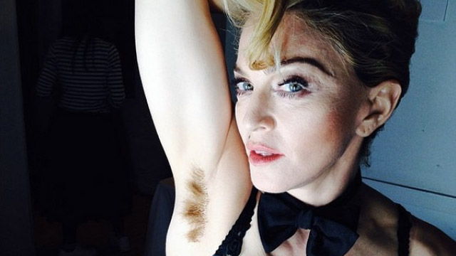 Madonna avec une aisselle poilue